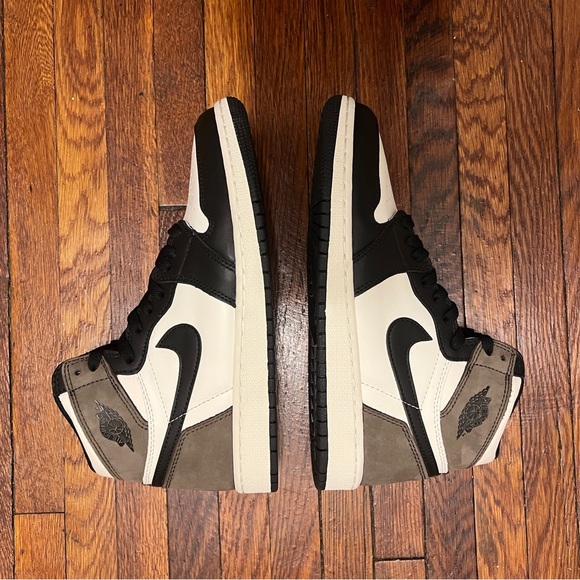 Jordan 1 Retro Dark Mocha (Big Kids) - Picture 2 of 5